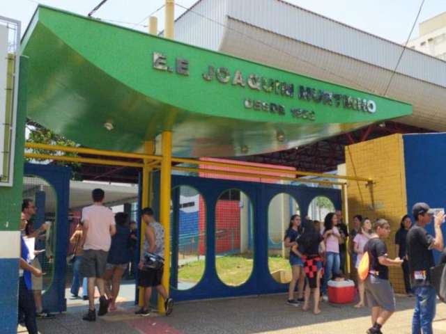 Minutos antes de port&atilde;o do Enem fechar, movimento &eacute; intenso em escola