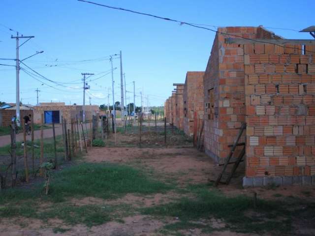 Fam&iacute;lias demarcam &aacute;rea e tentam nova invas&atilde;o em antiga favela