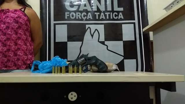 Casal &eacute; preso com drogas, arma e muni&ccedil;&otilde;es que seriam levadas para o PR