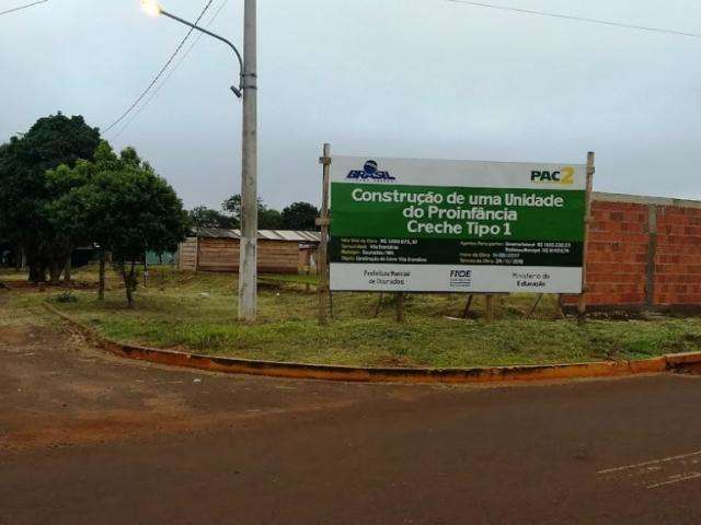 Seis meses ap&oacute;s despejo, come&ccedil;a constru&ccedil;&atilde;o de escola em &aacute;rea p&uacute;blica