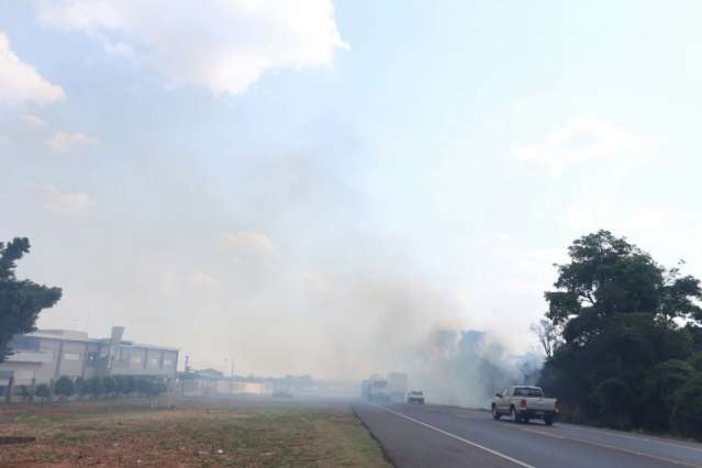 Inc&ecirc;ndio destr&oacute;i vegeta&ccedil;&atilde;o e prejudica tr&aacute;fego no anel rodovi&aacute;rio