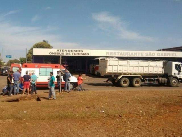Mulher morre em hospital depois de ser atropelada por caminh&atilde;o 