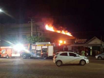 Incêndio destroi loja a poucos metros da fronteira com Ponta Porã