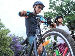 Casal de ciclistas acompanha premiação de corrida do Detran, nesta manhã (24). (Foto: Marina Pacheco)