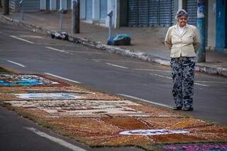 &lt;h1&gt;Símbolos
&lt;h2&gt;Mulher vê o resultado do tapete montado na 14 de Julho. (Foto: Marcos Ermínio)