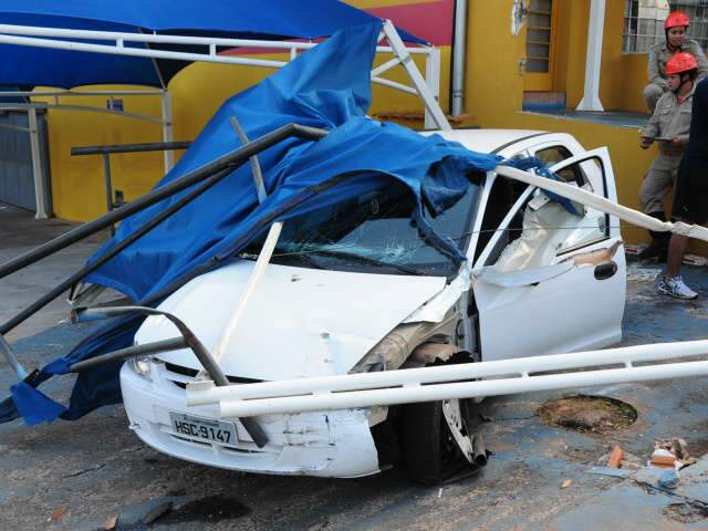 Carro perde freio e, para desviar de pedestre, motorista entra em estacionamento