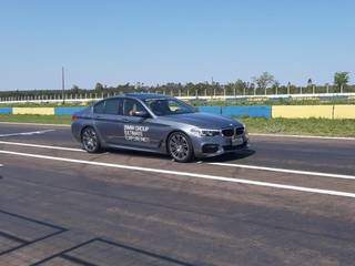 BMW 330i sendo testado na pista do autódromo