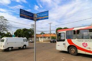 Na Barão do Melgaço com a Pedro Celestino, o fluxo de ônibus deixa o cruzamento mais perigoso. (Foto:Fernando Antunes)