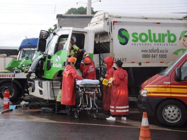 Trabalhador &eacute; resgatado de caminh&atilde;o envolvido em acidente com ferimentos leves