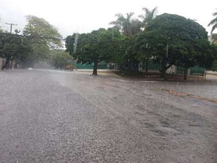 Chuva forte atinge região central de Campo Grande neste domingo 