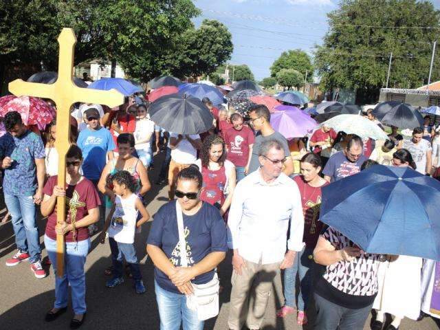 Tradi&ccedil;&atilde;o nos bairros, prociss&otilde;es re&uacute;nem moradores comprometidos com a f&eacute; 