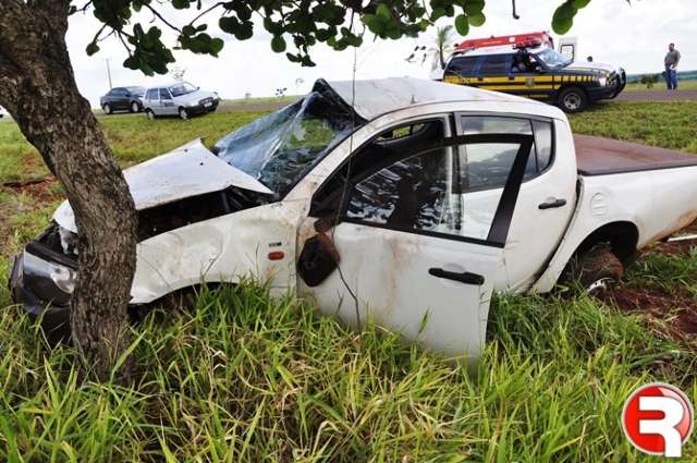 Ao desviar de ave, carro capota e fere administrador e coordenadora da Funai