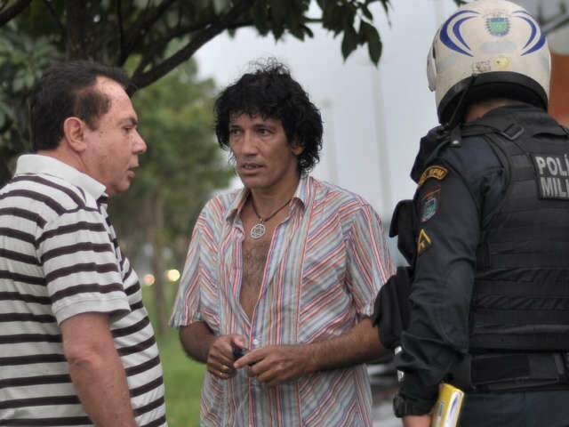  Mulher fica gravemente ferida ap&oacute;s se jogar em frente a &ocirc;nibus 