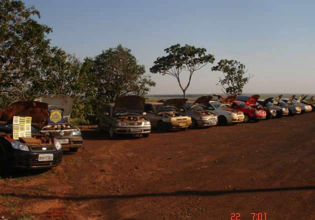  Comboio com 13 ve&iacute;culos carregados de cigarros e mercadorias &eacute; apreendido