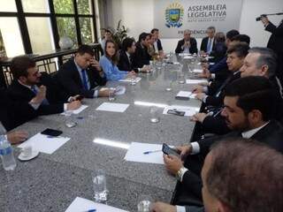 Reunião é realizada para discutir medidas apresentadas pelo governador à Assembleia (Foto: Leonardo Rocha)