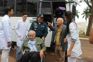 Os idosos desembarcaram por volta das 14 h no Albano Franco para iniciar os exames (Foto: Divulgação/Pedro Henrique Amaral)