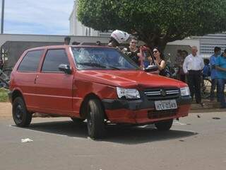 Motorista envolvido no acidente abandonou o carro e foi embora a pé. (Foto: Alcides Neto) 
