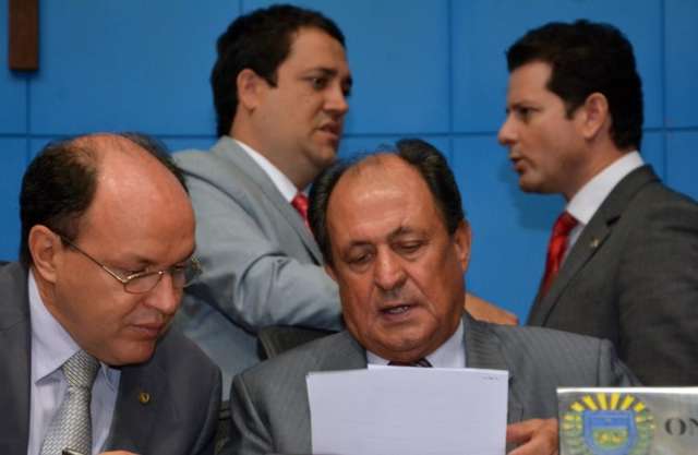 Deputados aprovam projeto que diminui aposentadoria aos policiais civis