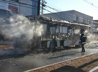 Incêndio em ônibus na manhã de ontem prejudicou serviços de telefonia e energia. 