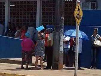 Pacientes s&atilde;o obrigados a esperar abertura de posto sob sol de meio-dia