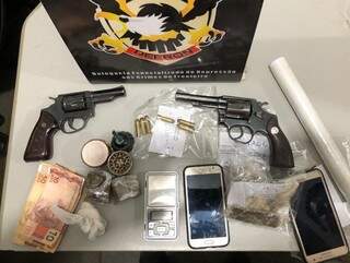 Armas, munições, pacotes de drogas e celulares apreendidos hoje em Dourados (Foto: Divulgação)