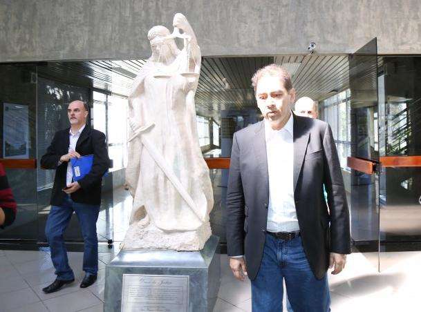 Prefeito diz que vai registrar boletim de ocorr&ecirc;ncia por sumi&ccedil;o de material