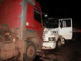 Buraco em rodovia causa acidente e dois caminh&otilde;es batem de frente
