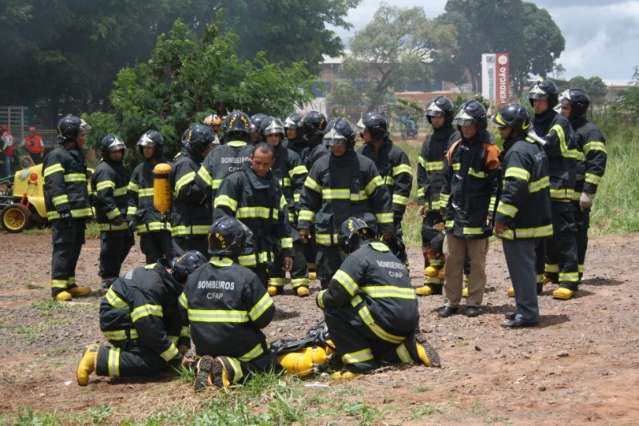 Alunos dos Bombeiros s&atilde;o convocados para dar apoio em inc&ecirc;ndio