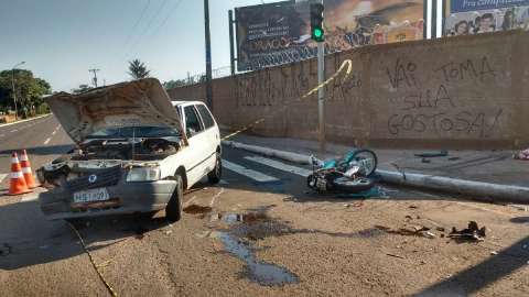 Acidente deixa motociclista em estado grave e Uno tombado em avenida 