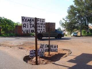 Placas colocadas na madrugada chamam aten&ccedil;&atilde;o para cruzamento esburacado