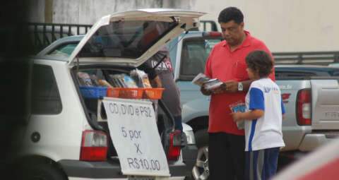 Crianças aprendem cedo a consumir pirataria nas ruas de Campo Grande