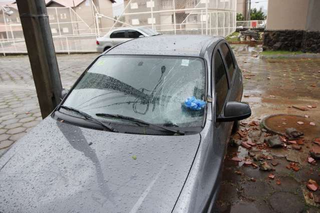 Em condom&iacute;nio, apartamentos e 8 carros s&atilde;o atingidos por vendaval