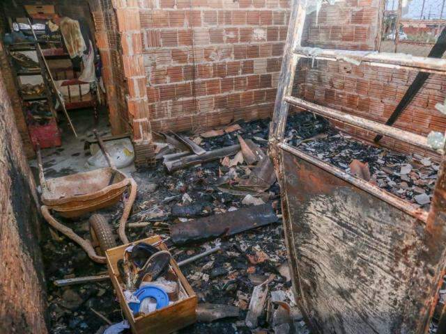 Inc&ecirc;ndio em resid&ecirc;ncia deixa m&atilde;e e beb&ecirc;s s&oacute; com a roupa do corpo 