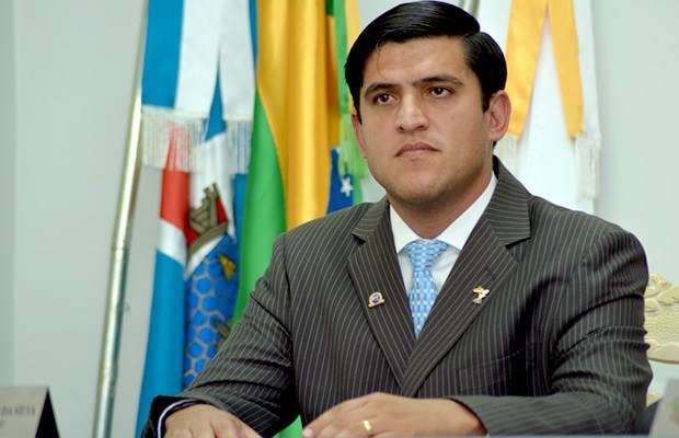 Justi&ccedil;a cassa candidatura de atual prefeito e analisa den&uacute;ncia contra rival