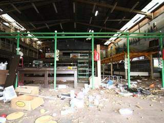 Lixo cobre o chão no prédio onde antes funcionava o Ki Frutas (Foto: Saul Schramm)