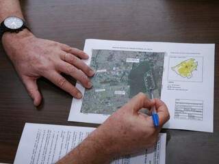 Secretário Jaime Verruck mostra no mapa local onde ficará sede da PGE. (Fotos: Kísie Ainoã)