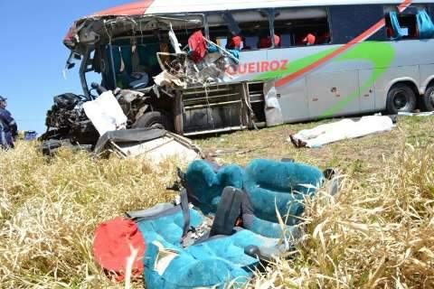 Colisão de ônibus, carreta e dois carros causa mortes e mobiliza emergência