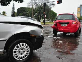 Os dois veículos ficaram danificados. (Foto: João Garrigó)