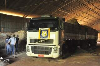 Carreta foi levada a uma indústria em Dourados para ser descarregada; carga de amido de milho escondia duas toneladas de maconha (Foto: Eliel Oliveira)
