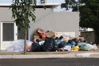 Cena que se tornou comum nas ruas da Capital: lixo acumulado nas calçadas (Foto: Marcos Ermínio)