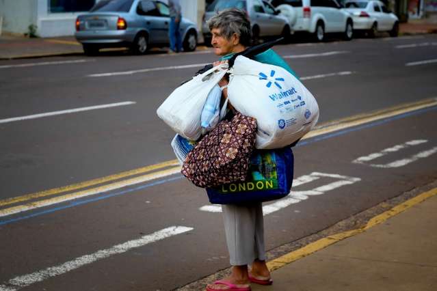 Dormindo na rua, Maria anda o dia todo cheia de sacolas e comove moradores