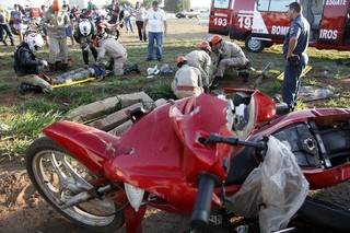 Motocicleta caiu dentro de buraco que fica numa curva da Avenida João Arinos (Foto: Marcelo Victor)