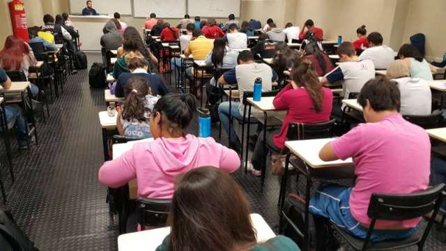 Maratona do Enem ter&aacute; espetinho, show, stand up e ben&ccedil;&atilde;o de canetas