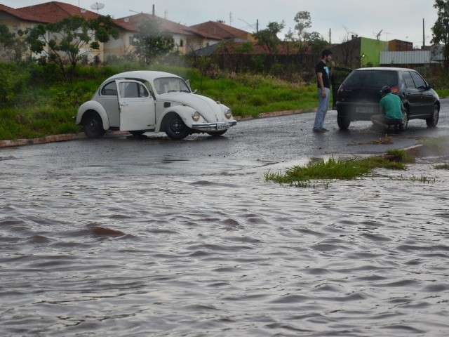 Pancada de chuva deixa pelo menos dois bairros alagados 