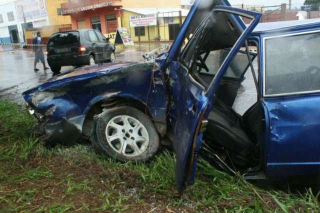 Passat invade preferencial e motorista fica em estado grave 