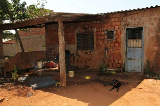 Com ci&uacute;mes, mulher surta, p&otilde;e fogo e destr&oacute;i casa de ex-namorado