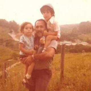 Edil com os filhos Luis Henrique e Ivan Marcelo. Os mesmos para quem dedicava Bíblia. (Foto: Arquivo Pessoal)