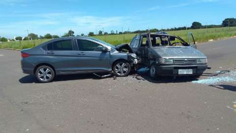 Carros colidem em cruzamento sem sinalização e recorrente em acidentes 