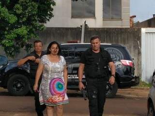 Denize Portolann chega à delegacia no dia em que foi presa; ela está em presídio feminino (Foto: Adilson Domingos)