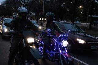 Diferença entre a moto iluminada e outra sem o recurso.